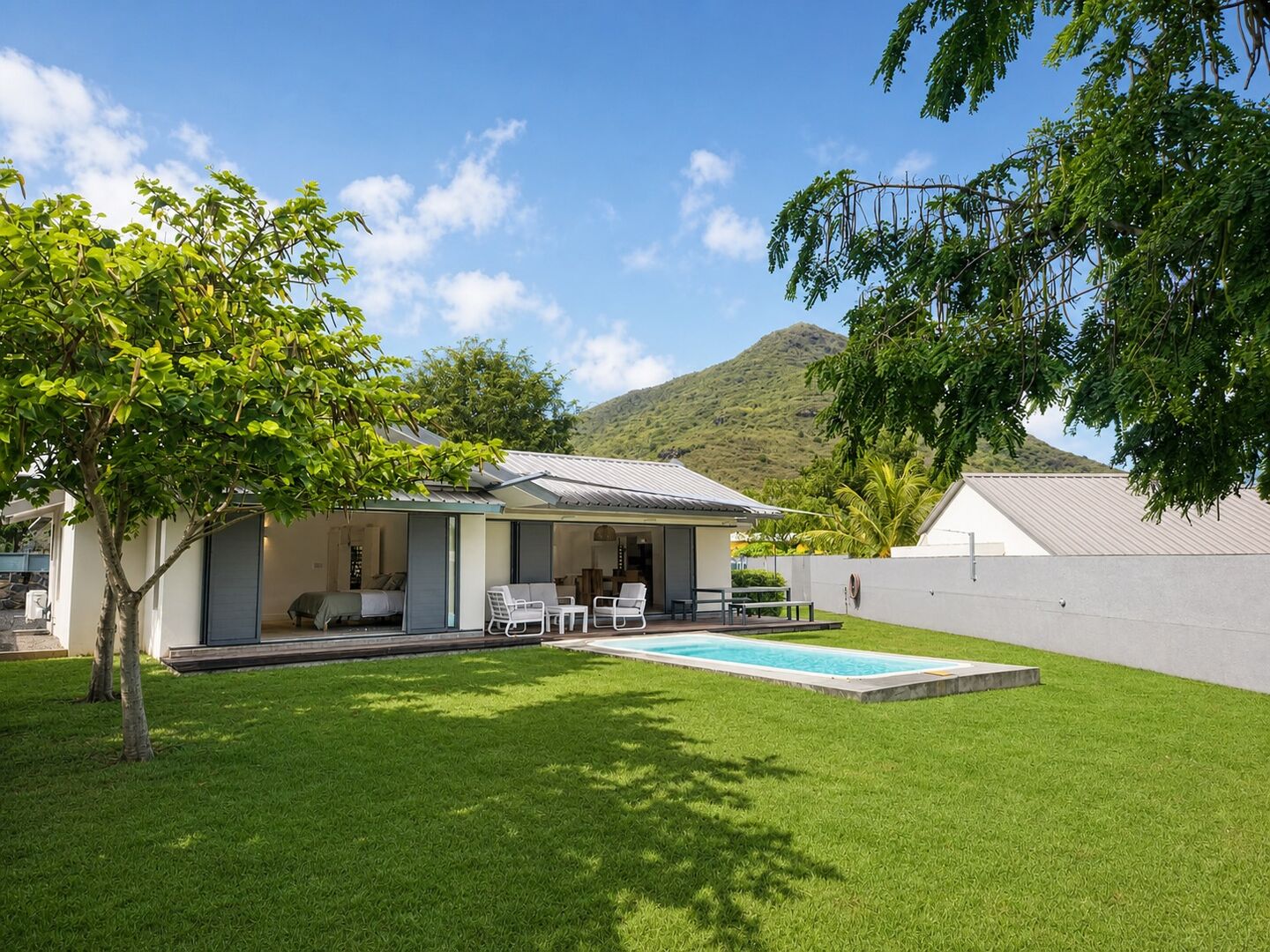 Une villa durable dans un jardin paysager